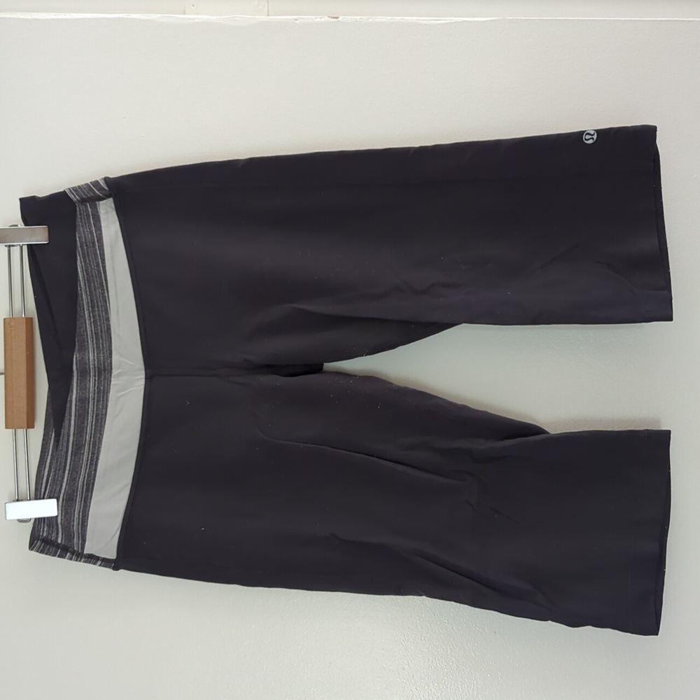 Lululemon. Grey cropped capris.